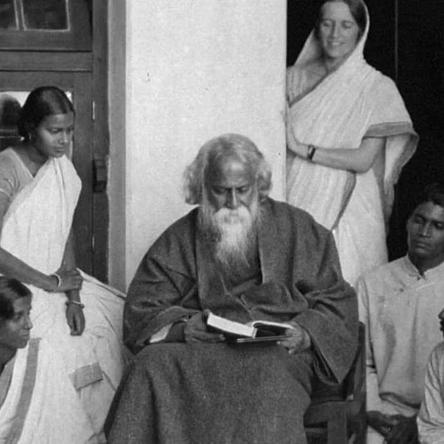 ఠాగూర్ స్వరకల్పనలు రెండు దేశాల జాతీయ గీతాలుగా మారాయి. 'జన గణ మన' భారత జాతీయ గీతం కాగా, మరోవైపు బంగ్లాదేశ్ జాతీయ గీతం 'అమర్ సోనార్ బంగ్లా' కూడా ఆయన స్వరకల్పన చేసిందే. శ్రీలంక జాతీయ గీతం 'శ్రీలంక మాత' కూడా ఠాగూర్ సృష్టి నుండి ప్రేరణ పొందింది. శ్రీలంక మఠాన్ని రచించిన ఆనంద్ సమర్కూన్ రవీంద్రనాథ్ ఠాగూర్‌తో శాంతినికేతన్‌లో నివసించారు.