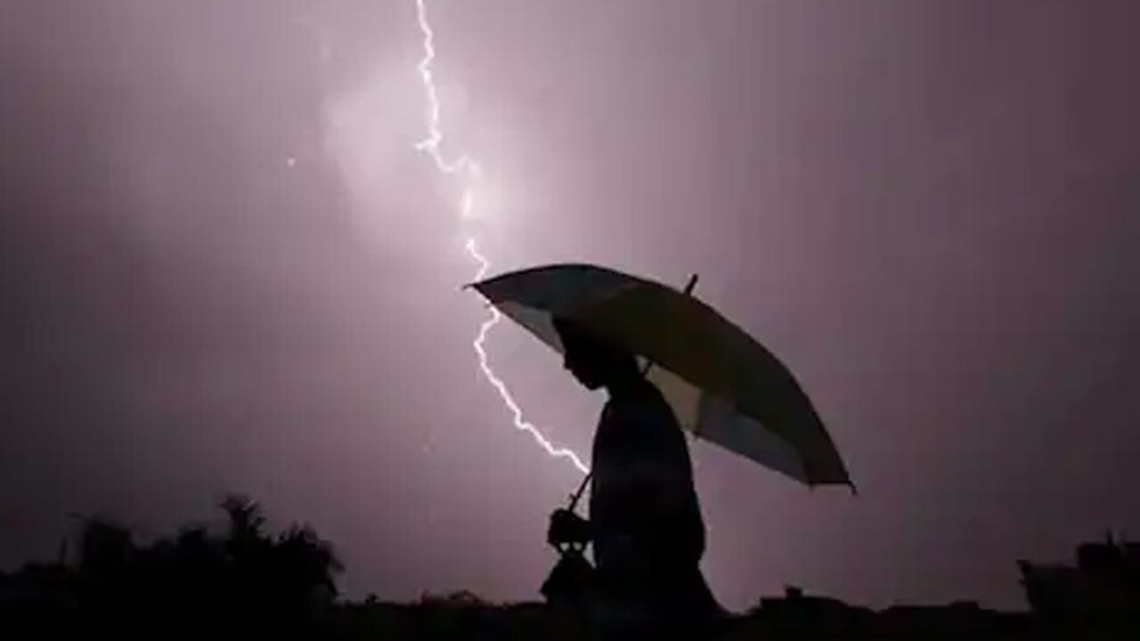 Hyderabad: భాగ్యనగర వాసులకు అలర్ట్.. మరో రెండు గంటల్లో ఉరుములు, మెరుపులతో భారీ వర్షం..