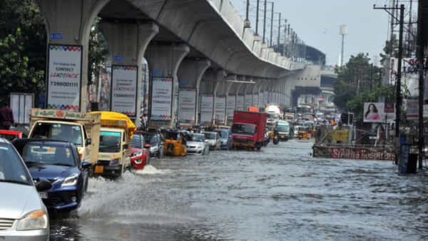 Hyderabad: నగరాన్ని వీడని ముసురు.. ఏకధాటి వానలతో అతలాకుతలం.. మరింత టెన్షన్ పెడుతున్న వెదర్ రిపోర్ట్..