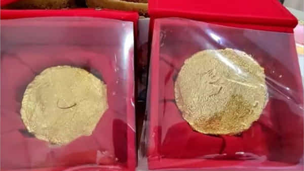 Viral Video: రక్షా బంధన్కు బంగారు కానుక.. కస్టమర్ల కోసం స్వీ్ట్ షాప్ ఓనర్ వినూత్న ప్రయత్నం..
