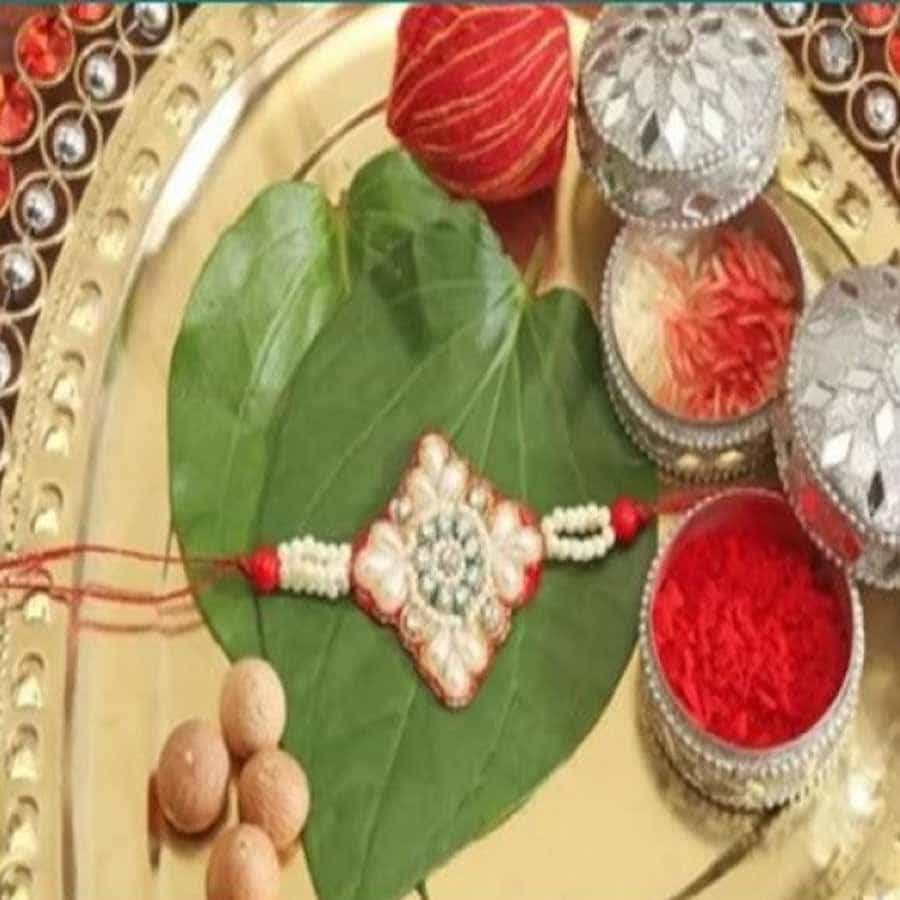 కుంకుమ - రాఖీ ప్లేట్లో తప్పనిసరిగా కుంకుమ ఉండాలి. కుంకుమ లక్ష్మీదేవికి చిహ్నంగా భావిస్తారు. సోదరుని నుదుటిపై కుంకుమ పెట్టడం ద్వారా లక్ష్మీదేవి ఆశీస్సులు అతనిపై ఎల్లప్పుడూ ఉంటాయని నమ్మకం. డబ్బుకి, తిండికి ఎప్పుడూ లోటుండదు. మీ రాఖీ ప్లేట్లో చందనాన్ని కూడా చేర్చండి. దీని ద్వారా సోదరి విష్ణువు, గణేశుని ఆశీర్వాదం పొందుతుంది. అంతేకాదు సోదరులకు ఎదురయ్యే ఆటంకాలను తొలగిస్తుంది