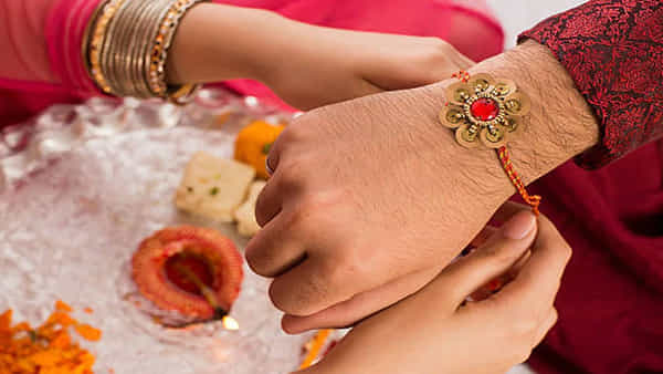 Raksha Bandhan: 11 లేదా 12 తేదీల్లో ఎప్పుడు, ఏ ముహూర్తంలో సోదరీమణులు తమ సోదరులకు రాఖీ కట్టాలో తెలుసా?