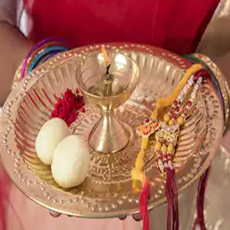 రాఖీ - రాఖీ లేకుండా పూజా ప్లేట్ అసంపూర్ణం. రాఖీ ప్లేట్లో రాఖీని పెట్టుకోండి. సోదరుల మణికట్టు మీద కట్టే ముందు రాఖీని దేవుడి పాదాల వద్ద ఉంచండి. మీ దైవానికి రాఖీ కట్టండి. రాఖీ అనేది సోదరి, సోదరుల మధ్య ప్రేమ, విడదీయరాని బంధానికి చిహ్నం.