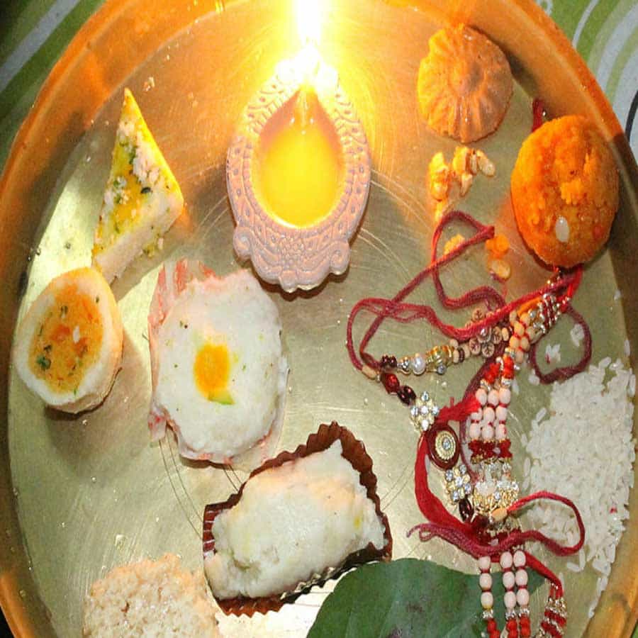 దీపం - రాఖీ ప్లేట్లో దీపం తప్పనిసరిగా పెట్టండి. దీపం వెదజల్లే వెలుగు జీవితంలో సానుకూలతను తెస్తుంది. శుభ, సంతోషకరమైన జీవితానికి ప్రారంభాన్ని సూచిస్తుంది. మీ సోదరుడికి రాఖీ కట్టే ముందు, సోదరుడికి హారతినివ్వండి. ఇది సోదరుడి ప్రతికూల ప్రభావాన్ని తొలగిస్తుంది.