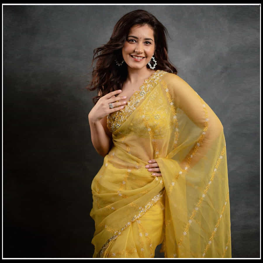 Raashi Khanna: నిండు చందమామలా మెస్మరైస్ చేస్తున్న బాబ్లీ బ్యూటీ రాశి ఖన్నా..