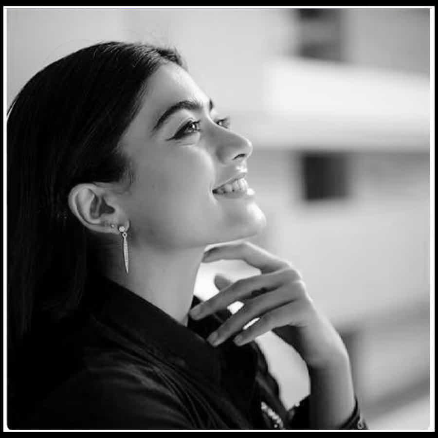 అఫ్రిన్ పాత్రకు మంచి రెస్పాన్స్ వస్తోంది. ఎలా ఫీలౌతున్నారు ? అని యాంకర్ అడగ్గా రష్మిక స్పందిస్తూ 
 'సీతారామం' విజయం చాలా ఆనందాన్ని ఇచ్చింది. 'సీతారామం' కోసం టీమ్ అంతా దాదాపు రెండేళ్ళ పాటు చాలా హార్డ్ వర్క్ చేసింది. కష్టానికి తగ్గ ఫలితం ప్రేక్షకులు క్లాసిక్ బ్లాక్ బస్టర్ రూపంలో ఇచ్చారు. దర్శకుడు హను గారు అఫ్రిన్ పాత్రని గురించి చెప్పినపుడు ఆ పాత్రలో గ్రేట్ ఆర్క్ వుందని అన్నారు. నేను కూడా దాన్ని బలంగా నమ్మాను. మా నమ్మకం నిజమైయింది.