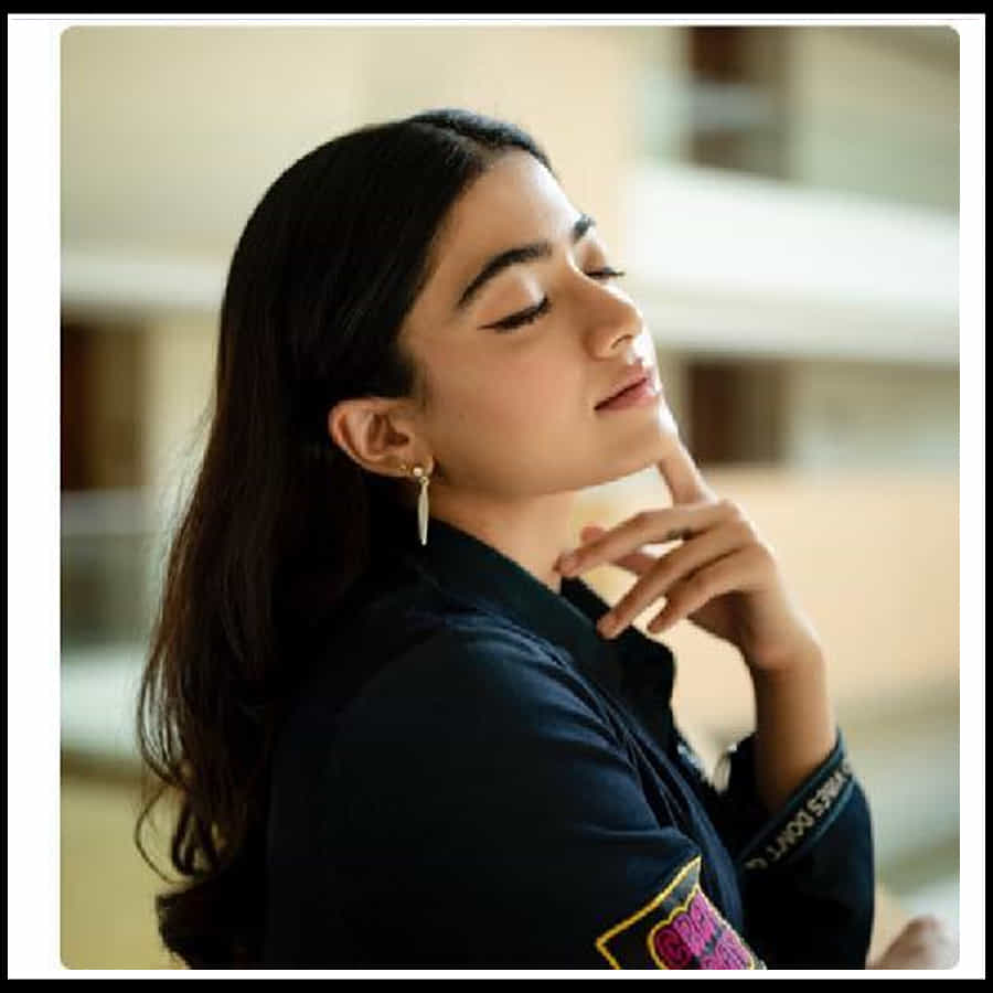 అఫ్రిన్ పాత్ర మీకు ఎంతవరకు సవాల్ గా అనిపించింది ? అని యాంకర్ అడగ్గా రష్మిక స్పందిస్తూ..
అఫ్రిన్ లాంటి వైలెంట్ పాత్ర ఇంతవరకూ చేయలేదు(నవ్వుతూ). ఇది ఛాలెంజ్ గా అనిపించింది. చాలా కొత్తగా అనిపించింది.
