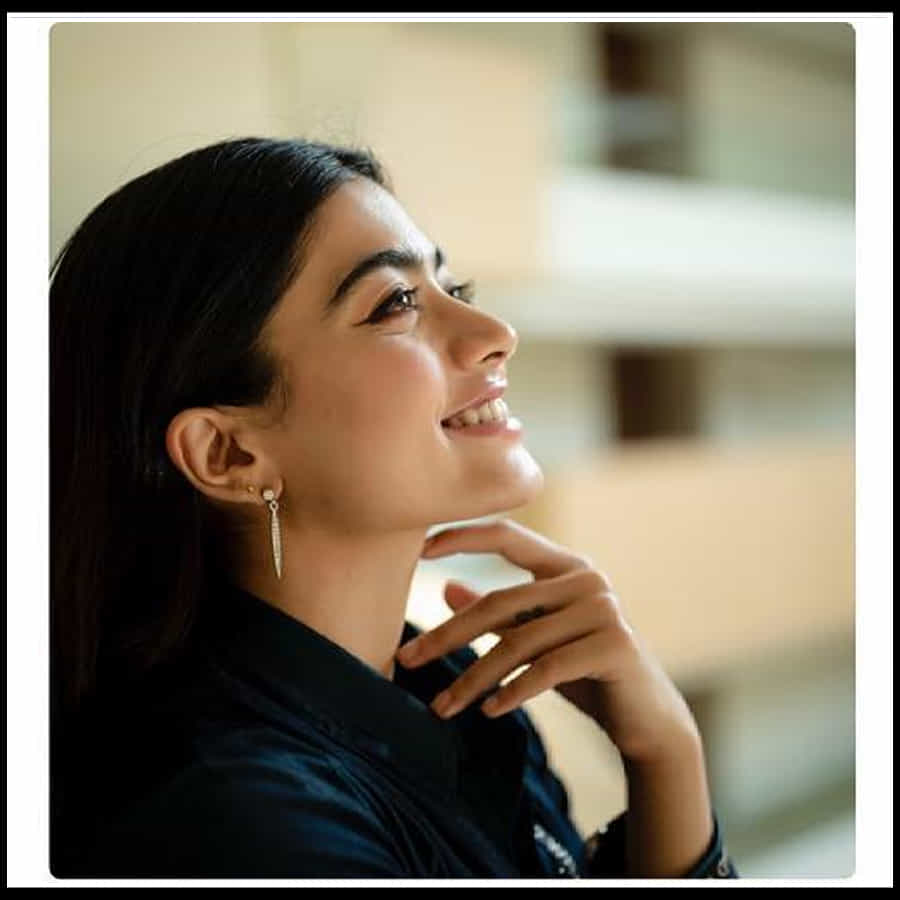 హను రాఘవపుడి గారితో పని చేయడం ఎలా అనిపించింది  ? అని యాంకర్ అడగ్గా రష్మిక స్పందిస్తూ 
హను గారు గ్రేట్ ప్యాషన్ వున్న దర్శకుడు. ఆయనకి మరిన్ని గొప్ప విజయాలు రావాలని కోరుకుంటున్నాను. సినిమా కోసం చాలా కష్టపడతారాయన. ఆయన పడ్డ కష్టానికి ఫలితం దక్కింది. చాలా ఆనందంగా వుంది. 