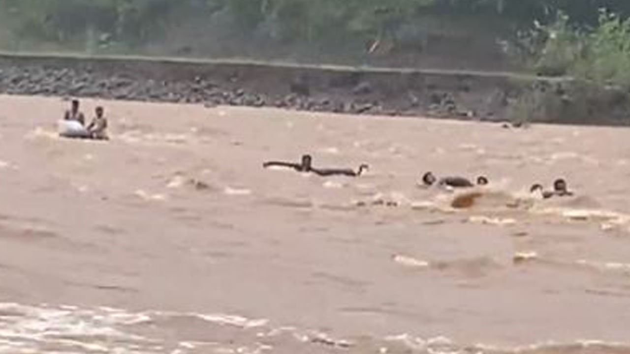 Viral Video: ఇది స్విమ్మింగ్ పోటీ కాదు.. నిత్యావసరాలు కావాలంటే నదిని ఈదాల్సిందే..