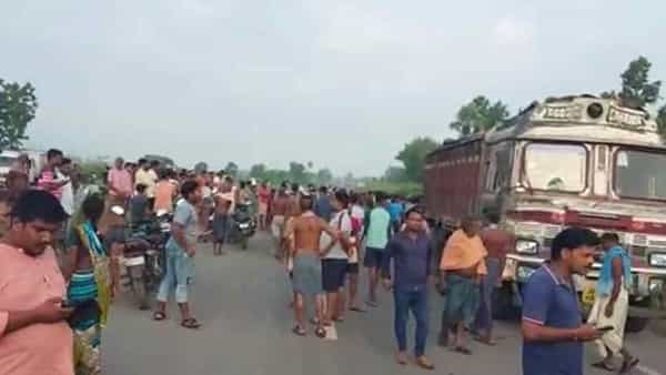 Road Accident: పని కోసం వెళ్తుంగా దూసుకొచ్చిన మృత్యువు.. లారీ ఢీకొని ఐదుగురు దుర్మరణం..