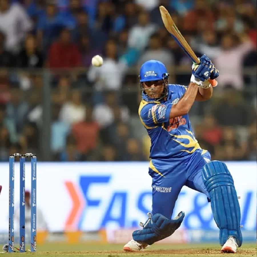 Road Safety World T20 Series: అంతర్జాతీయ క్రికెట్లో 100 సెంచరీలు చేసిన దిగ్గజ బ్యాట్స్మెన్ సచిన్ టెండూల్కర్ త్వరలో రోడ్ సేఫ్టీ వరల్డ్ సిరీస్లో ఆడబోతున్నాడు. ఈ టోర్నీకి మరోసారి సచిన్ టెండూల్కర్ కెప్టెన్గా ఎంపికయ్యాడు. మీడియా కథనాల ప్రకారం, చివరిసారిగా ఇండియా లెజెండ్స్ ఛాంపియన్గా నిలిపిన సచిన్.. మరోసారి జట్టు బాధ్యతలు తీసుకుంటున్నాడు.