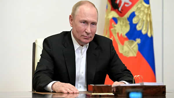 Russia: మహిళలకు రష్యా అధ్యక్షుడు పుతిన్ బంపరాఫర్.. 10 మంది పిల్లల్ని కంటే రూ. 13 లక్షల నజరానా.. ఎందుకంటే..