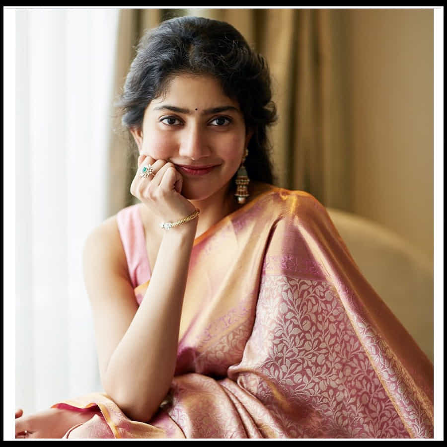 ఫిదా నుంచి సాయి పల్లవి నటించిన ప్రతీ సినిమాకు ఫ్యాన్స్ ఉన్నారు. హిట్టు ఫ్లాపులతో సంబంధం లేని క్రేజ్ ఈమె సొంతం. అందుకే గ్లామర్ ఇండస్ట్రీలో అందాలు ఆరబోయకుండానే.. స్టార్ ఇమేజ్ సంపాదించుకున్నారు సాయి పల్లవి. 