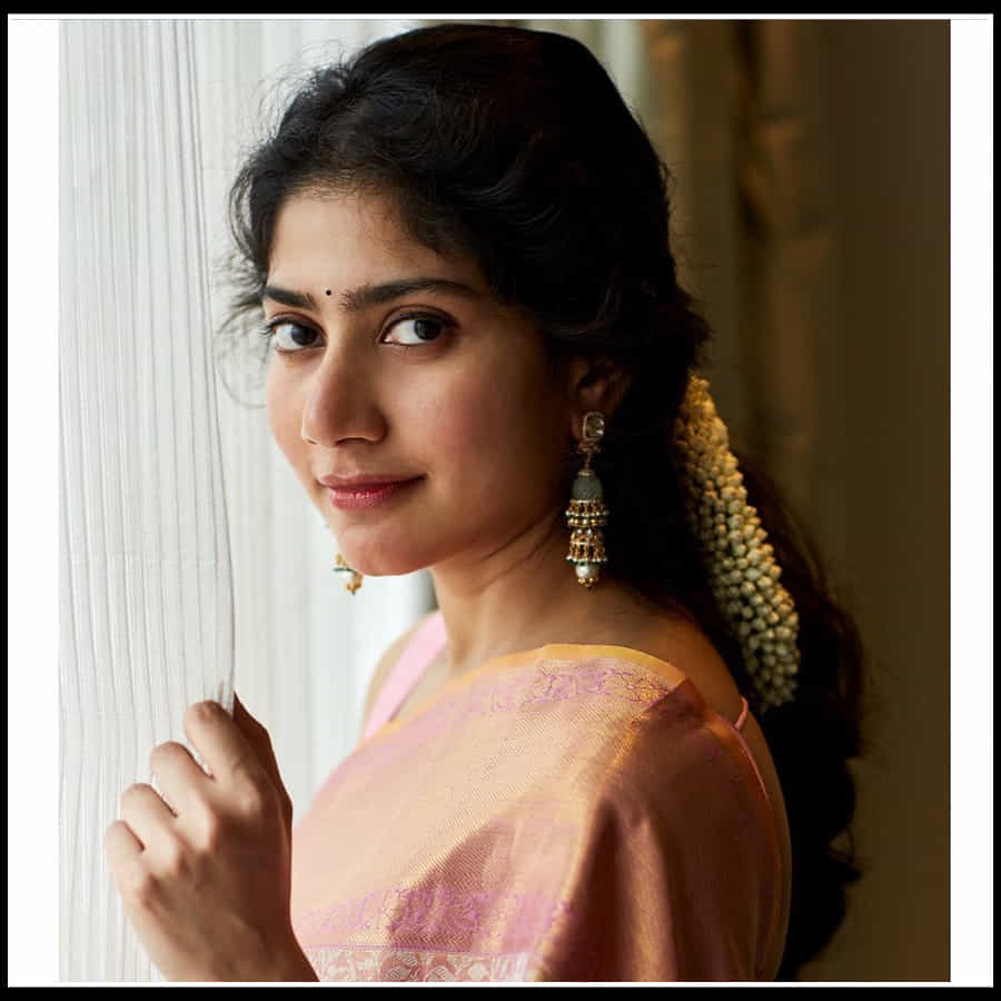 కానీ ఈ మధ్య లవ్ స్టోరీ మినహా ఈమెకి మరో హిట్ లేదు. ఇంకా చెప్పాలంటే ప్రస్తుతం తెలుగులో సాయి పల్లవికి ఒక్క ఆఫర్ కూడా లేదు. నచ్చిన కథ రాకపోతే.. ఖాళీగానే ఉంటాను తప్ప ఏ సినిమా పడితే ఆ సినిమా చేయనని ఖరాఖండిగా చెప్తున్నారు ఈ భామ. 