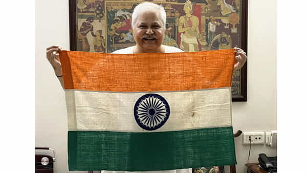 Viral News: ఆ సెలబ్రెటినీ ట్విట్టర్ లో ఏకేస్తున్న జనం.. సంచలనమవుదామనుకుని..నవ్వులు పాలు..ఇంతకీ ఏం చేశాండటే..