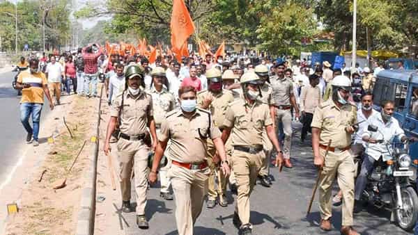Shivamogga: బ్యానర్పై దుమారం.. రెండు వర్గాల మధ్య తీవ్ర ఘర్షణ.. కర్ఫ్యూ విధించిన పోలీసులు..