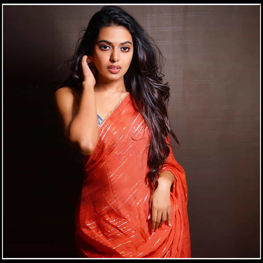 Shivani Rajasekhar: ఎర్ర చీరలో మెరిసిపోతున్న కలువ పువ్వులా గ్లామర్ డోస్ పెంచిన 'శివాని రాజశేఖర్' ఫొటోస్.