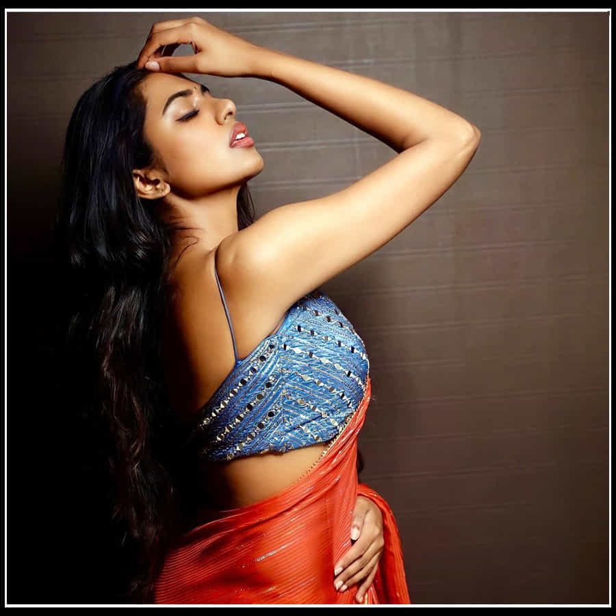 Shivani Rajasekhar: ఎర్ర చీరలో మెరిసిపోతున్న కలువ పువ్వులా గ్లామర్ డోస్ పెంచిన 'శివాని రాజశేఖర్' ఫొటోస్.