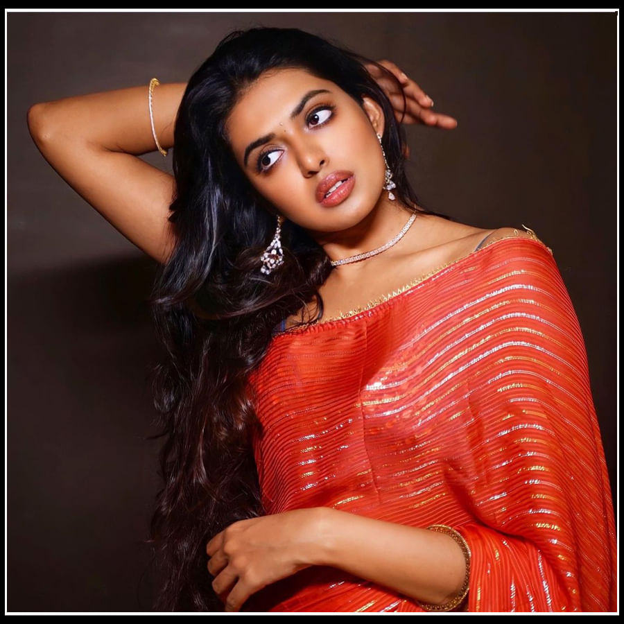 Shivani Rajasekhar: ఎర్ర చీరలో మెరిసిపోతున్న కలువ పువ్వులా గ్లామర్ డోస్ పెంచిన 'శివాని రాజశేఖర్' ఫొటోస్.