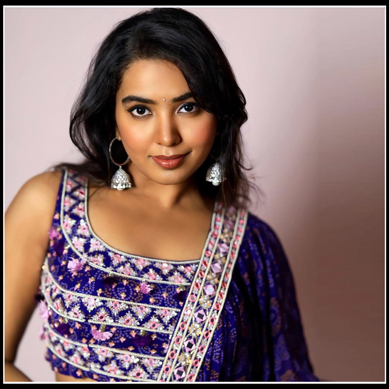 Shivathmika Rajashekar: గ్లామర్ డోస్ పెంచుతూ.. సరికొత్త మేకోవర్‏లో అందాలు చూపిస్తున్న శివాత్మిక..