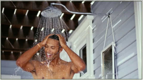 Bathing Tips: వర్షం కురుస్తున్న సమయంలో బాత్రూమ్లో స్నానం చేస్తున్నారా..? ప్రమాదమేనట..!
