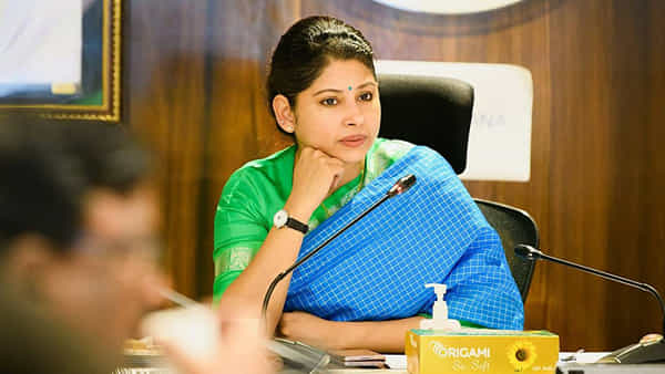 సంచలనం సృష్టిస్తోన్న స్మితా సబర్వాల్ ట్వీట్..మహిళల చేతుల్లోకి త్వరలోనే ఆయుధాలంటూ..