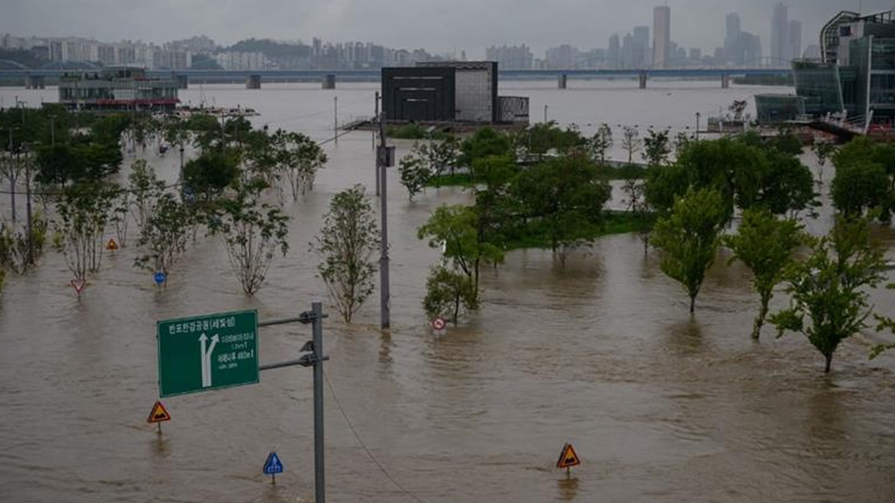 South Korea Floods: దక్షిణ కొరియాలో కుండపోత వానలు.. జల దిగ్బంధంలో సియోల్‌..