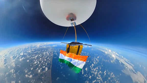 Independence Day: అంతరిక్షంలో జయహో భారత్.. గ్రహం నుంచి 30 కిలోమీటర్ల ఎత్తులో ఎగిరిన త్రివర్ణ పతాకం..