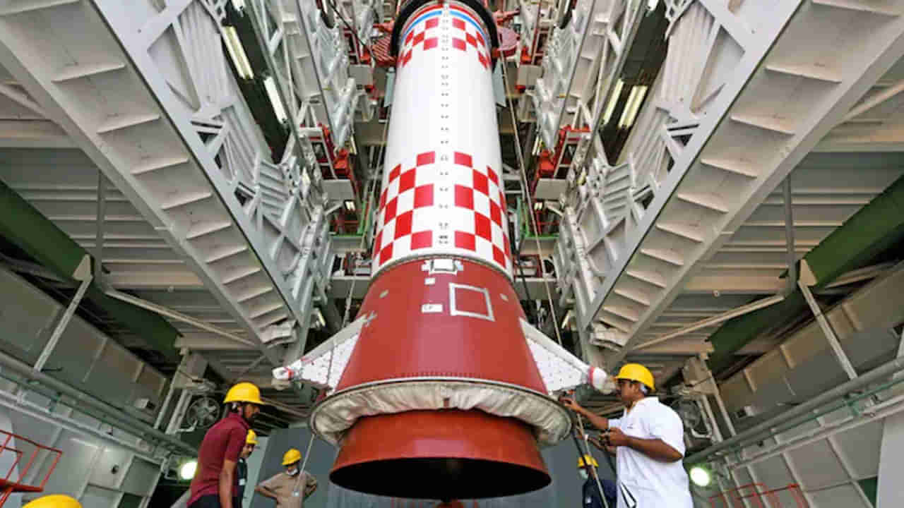 ISRO: మరికాసేపట్లో ఆజాదీశాట్‌తో నింగికి దూసుకెళ్లనున్న ఎస్‌ఎస్‌ఎల్‌వీ.. ఇస్రో మరో ఘనకీర్తి..