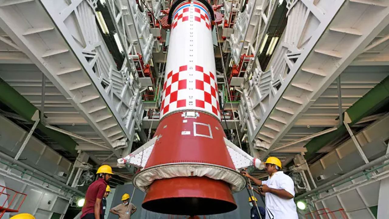 ISRO: మరికాసేపట్లో ఆజాదీశాట్‌తో నింగికి దూసుకెళ్లనున్న ఎస్‌ఎస్‌ఎల్‌వీ.. ఇస్రో మరో ఘనకీర్తి..