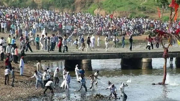 Stone Pelting: వామ్మో.. ఇదేమి పండుగరా బాబు.. ఆ కొట్టుకోవడం చూస్తే షాక్ అవుతారు..