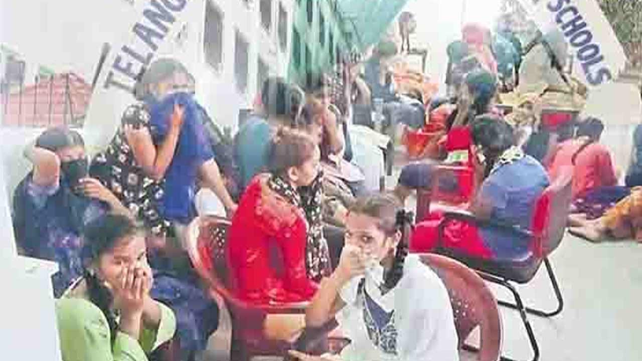 Telangana: క్రమశిక్షణ పేరుతో పీఈటీ టీచర్ అత్యుత్సాహం.. 2 జ‌డ‌లు వేసుకోలేద‌ని స్టూడెంట్స్ తో గుంజీలు