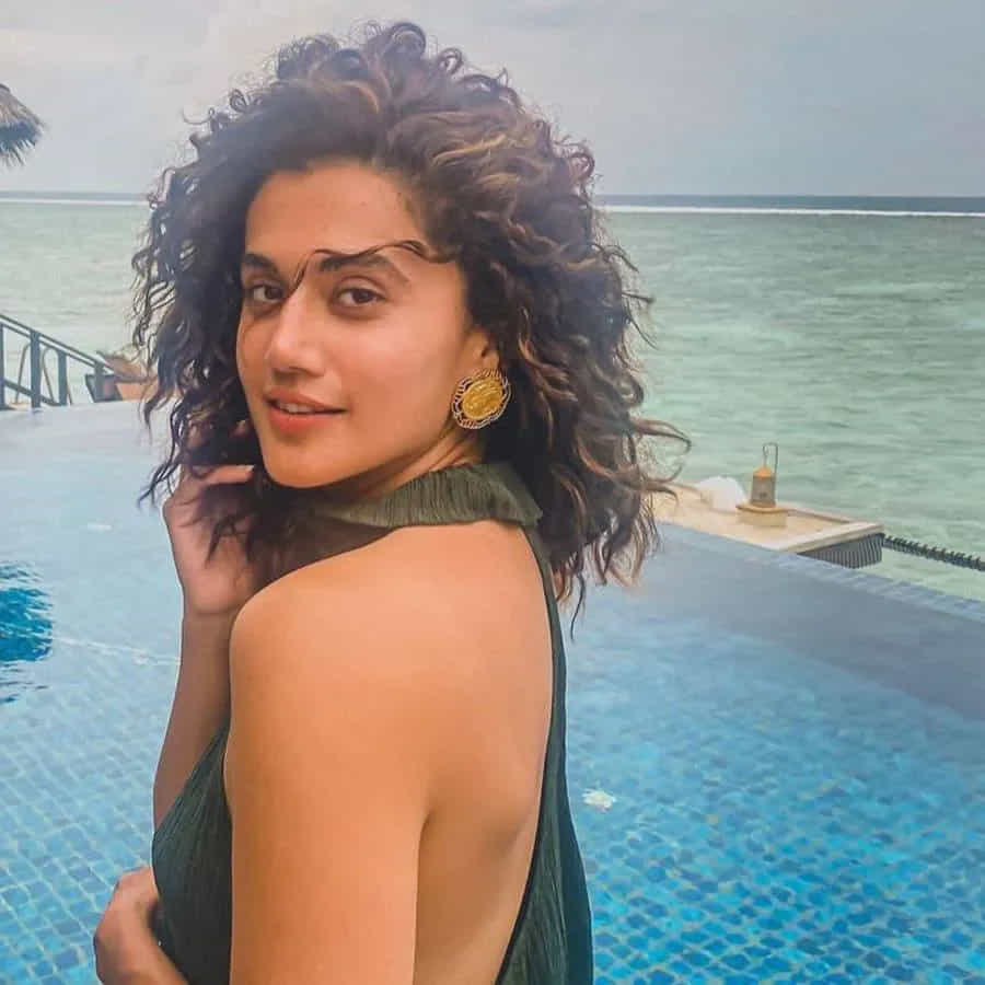 ఢిల్లీలోని సిక్కు కుటుంబంలో జన్మించిన, పన్ను తండ్రి దిల్ మోహన్ వ్యాపారవేత్త. ఆమె తల్లి నిర్మల్జీత్ గృహిణి. తాప్సీ 8 సంవత్సరాల వయస్సు నుంచి భరతనాట్యం నేర్చుకుంది. అంతేకాదు ఆమె శిక్షణ పొందిన స్క్వాష్ క్రీడాకారిణి.