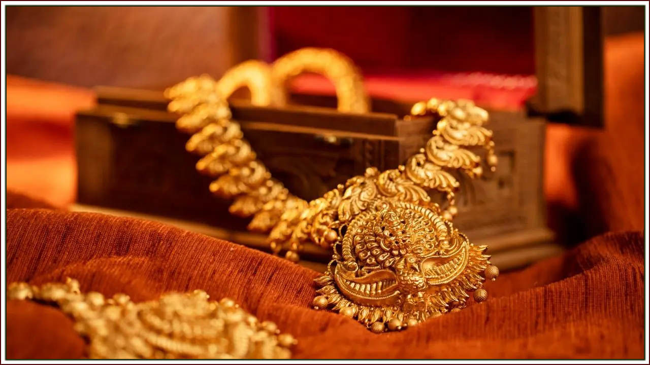 Gold Silver Price Today: మహిళలకు షాకిస్తున్న బంగారం ధర.. తగ్గుముఖం పట్టిన వెండి.. తాజా రేట్ల వివరాలు