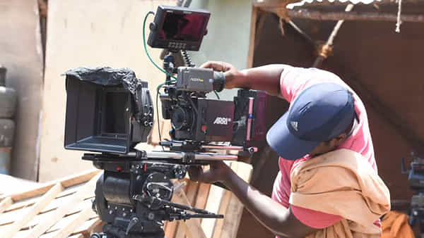 Tollywood News: నేటి నుంచి షూటింగ్స్ బంద్.. ఉపాది కోల్పోనున్న 10వేల మంది కార్మికులు..