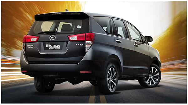 Toyota Innova Crysta: కస్టమర్లకు టయోటా షాక్.. డీజిల్ ఇన్నోవా క్రిస్టాకు మంగళం.. ఎందుకు..? దీని బదులుగా..