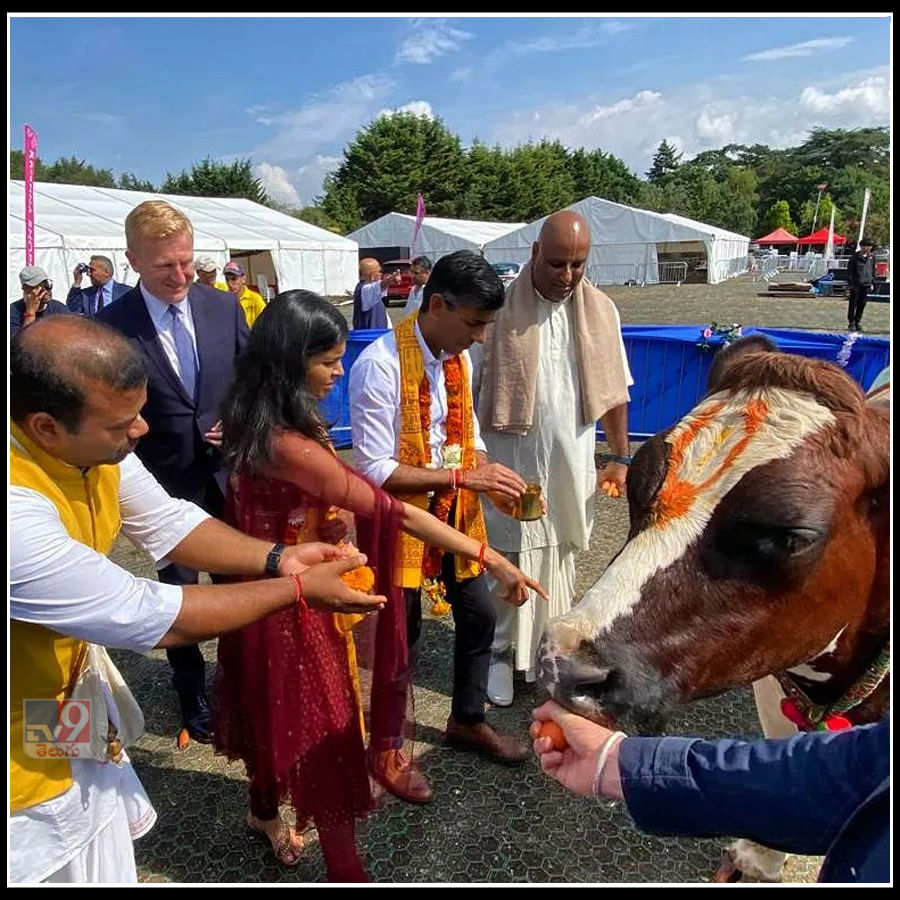 శ్రీకృష్ణ జన్మాష్టమి వేడుకల్లో పాల్గొన్న  బ్రిటన్ ప్రధాని రేసులో ఉన్న రిషి సునాక్, తన భార్య అక్షతతో కలిసి లండన్‌లోని భక్తివేదాంత మనోర్ ఆలయంలో ప్రత్యేక పూజలు నిర్వహించిన ఫొటోస్..