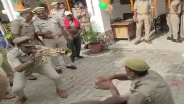Viral Video: స్వాతంత్ర్య వేడుకల్లో నాగిని డ్యాన్స్తో రెచ్చిపోయిన ఎస్ఐ, కానిస్టేబుల్.. ఆ తర్వాత ఏమైందంటే..?