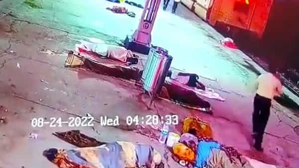 Viral News: రైల్వే స్టేషన్లో నిద్రిస్తున్న తల్లి నుంచి చిన్నారిని కిడ్నాప్ చేసిన దుండగుడు.. సీసీ కెమెరాలో లైవ్ రికార్డ్..