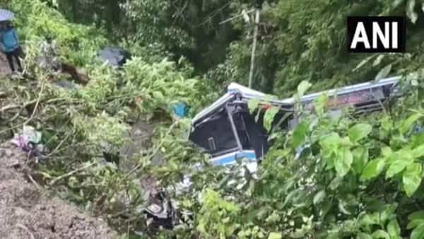 Uttarkhand: ఉత్తరాఖండ్లో రోడ్డు ప్రమాదం.. లోయలో పడిన బస్సు.. 39మందికి గాయాలు.. వర్షాలతో రెస్క్యూ ఆపరేషన్ ఆలస్యం