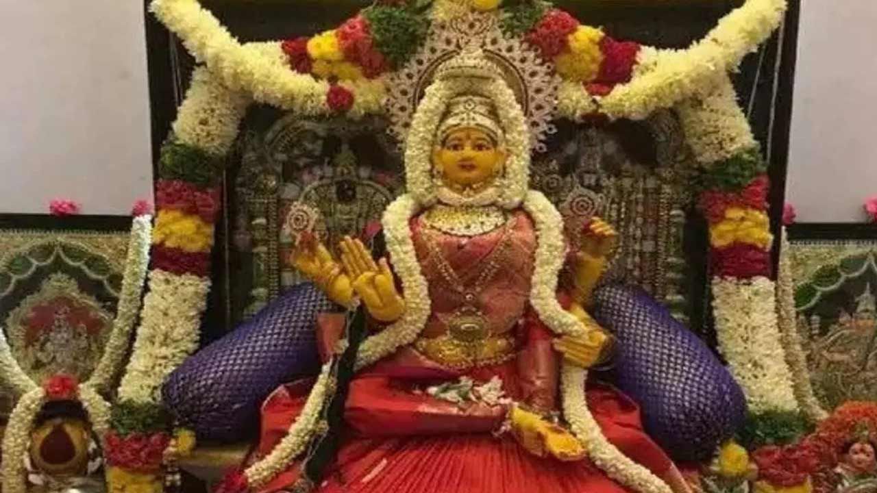 Varalakshmi Vratham: పౌర్ణమి, శుక్రవారం.. ఈ నేపథ్యంలో 12వ తేదీన వరలక్ష్మి వ్రతానికి ప్రాముఖ్యత ఉందంటున్న పురోహితులు