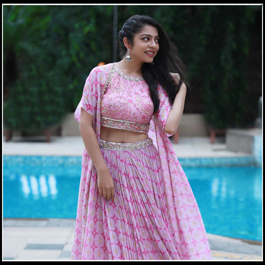 Varsha Bollamma: యువత మది సంబరాలకు కారణం అవుతున్న వర్ష బొల్లమ్మ సొగసులు.. 