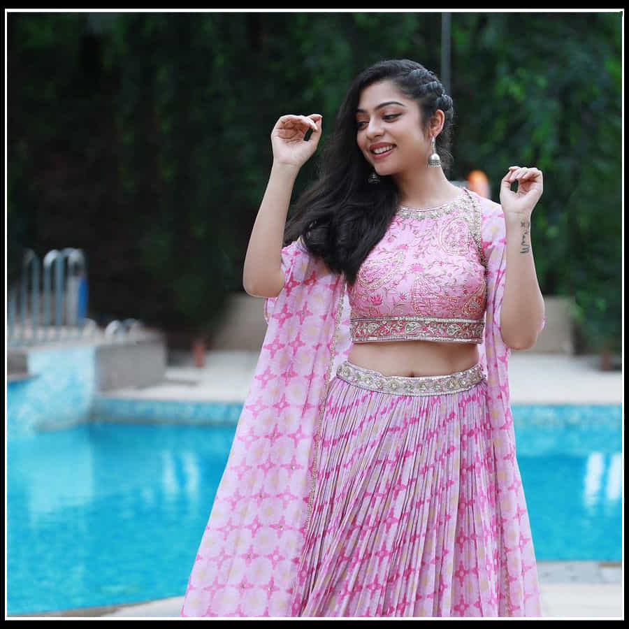 Varsha Bollamma: యువత మది సంబరాలకు కారణం అవుతున్న వర్ష బొల్లమ్మ సొగసులు.. 