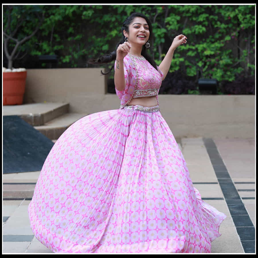 Varsha Bollamma: యువత మది సంబరాలకు కారణం అవుతున్న వర్ష బొల్లమ్మ సొగసులు.. 