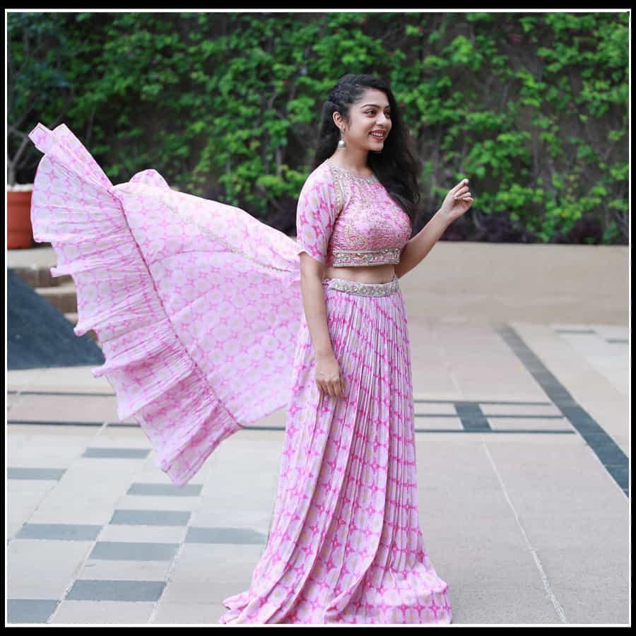 Varsha Bollamma: యువత మది సంబరాలకు కారణం అవుతున్న వర్ష బొల్లమ్మ సొగసులు.. 