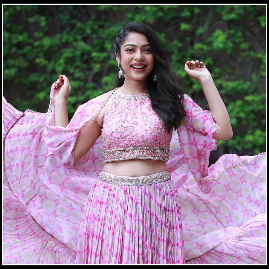 Varsha Bollamma: యువత మది సంబరాలకు కారణం అవుతున్న వర్ష బొల్లమ్మ సొగసులు.. 