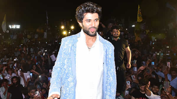 Liger Pre Release Event: విజయ్ కోసం స్టేజ్ పైకి దూసుకొచ్చిన అమ్మాయి.. హీరో రియాక్షన్కు ఫ్యాన్స్ ఫిదా..
