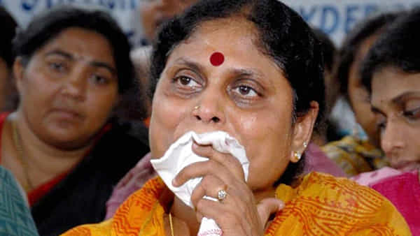 Y.S.Vijayamma: పేలిన కారు టైర్.. విజయమ్మకు తప్పిన ప్రమాదం..