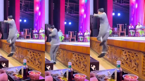 Viral Video: స్టేజ్ పై ఉత్సాహంగా పాటలు పాడుతున్న వ్యక్తి.. రెప్పపాటులో ఊహించని ట్విస్ట్.. అంతా షాక్..