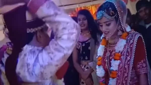 Viral Video: పెళ్లి బరాత్తో ఉత్సాహంగా డ్యాన్స్ చేస్తున్న వరుడు.. పెళ్లి కూతురు ఇచ్చిన షాక్కు స్టన్ అయ్యాడు..